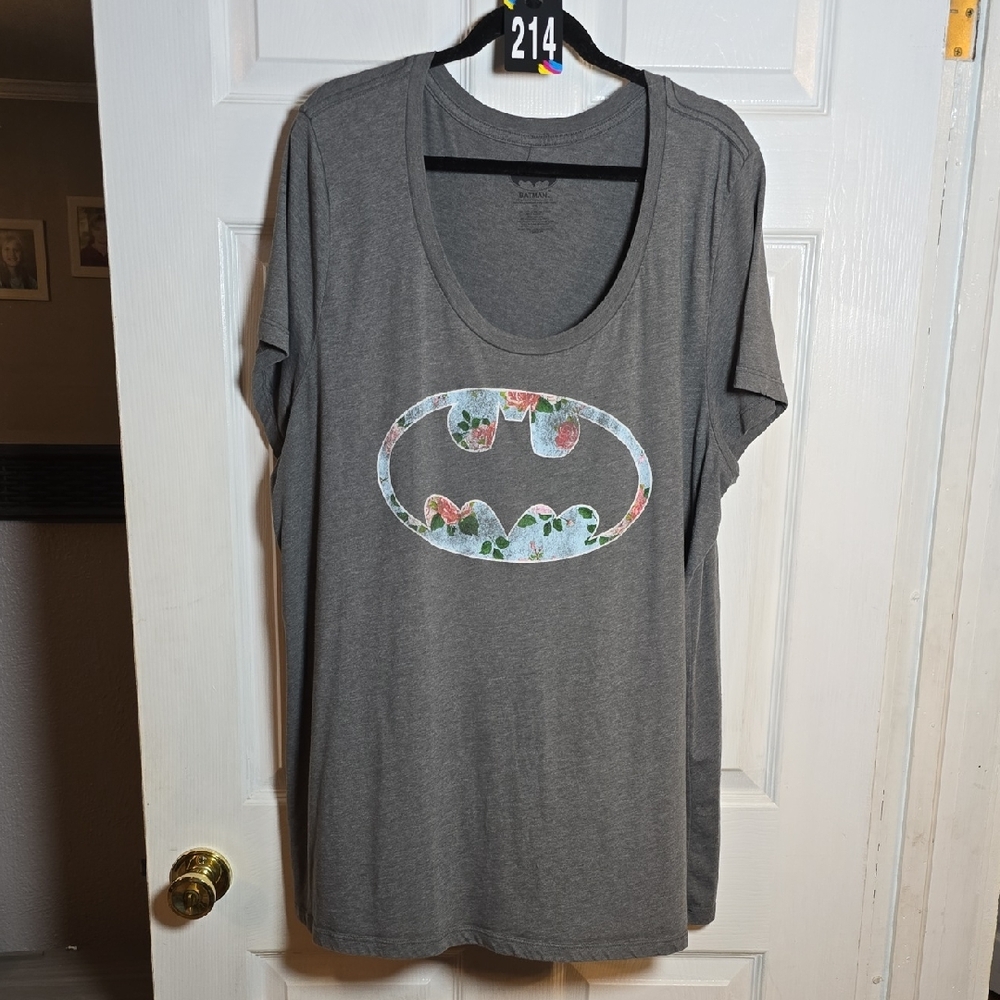 214 TORRID 4 4X Batman Women's Gray Tee with Floral Logo